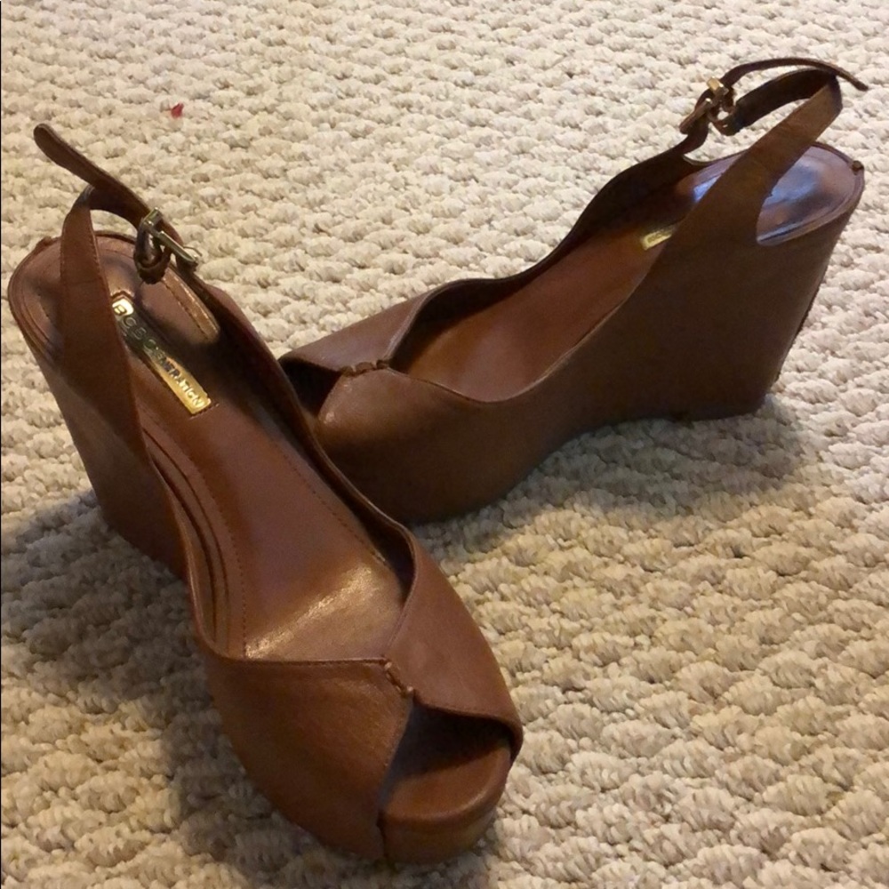 amazing like new tan leather wedge 7.5 bcbg